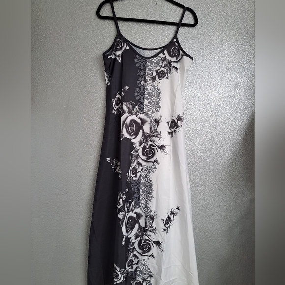 Slip Dress With A Floral Pattern - Picture 1 of 5